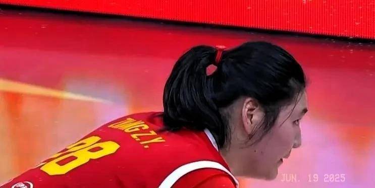 教练组让我在防守端死缠对手，希望我放开手脚打球(守门员扑救动作)