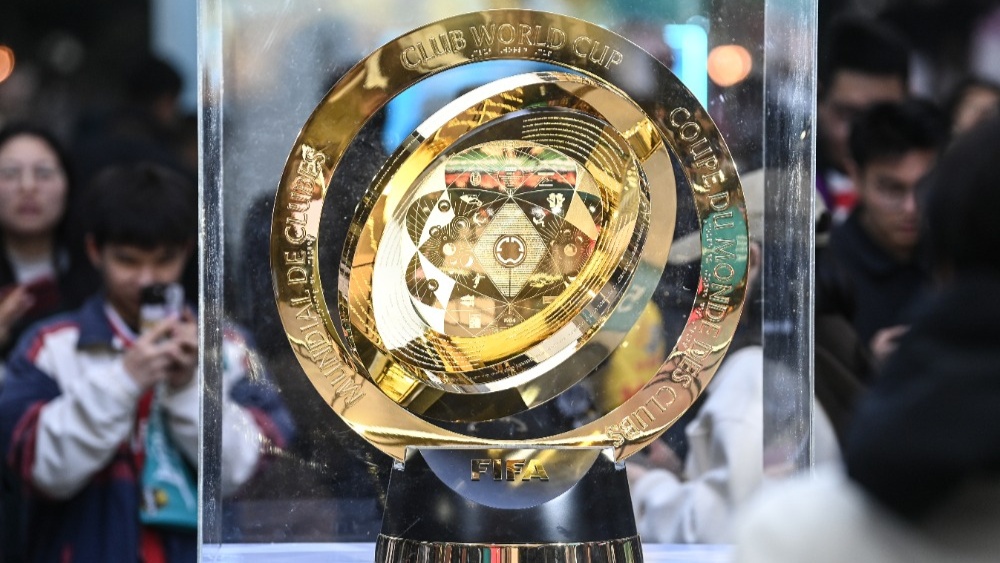 2025年世俱杯奖杯首次亮相重庆，球迷热情高涨的简单介绍