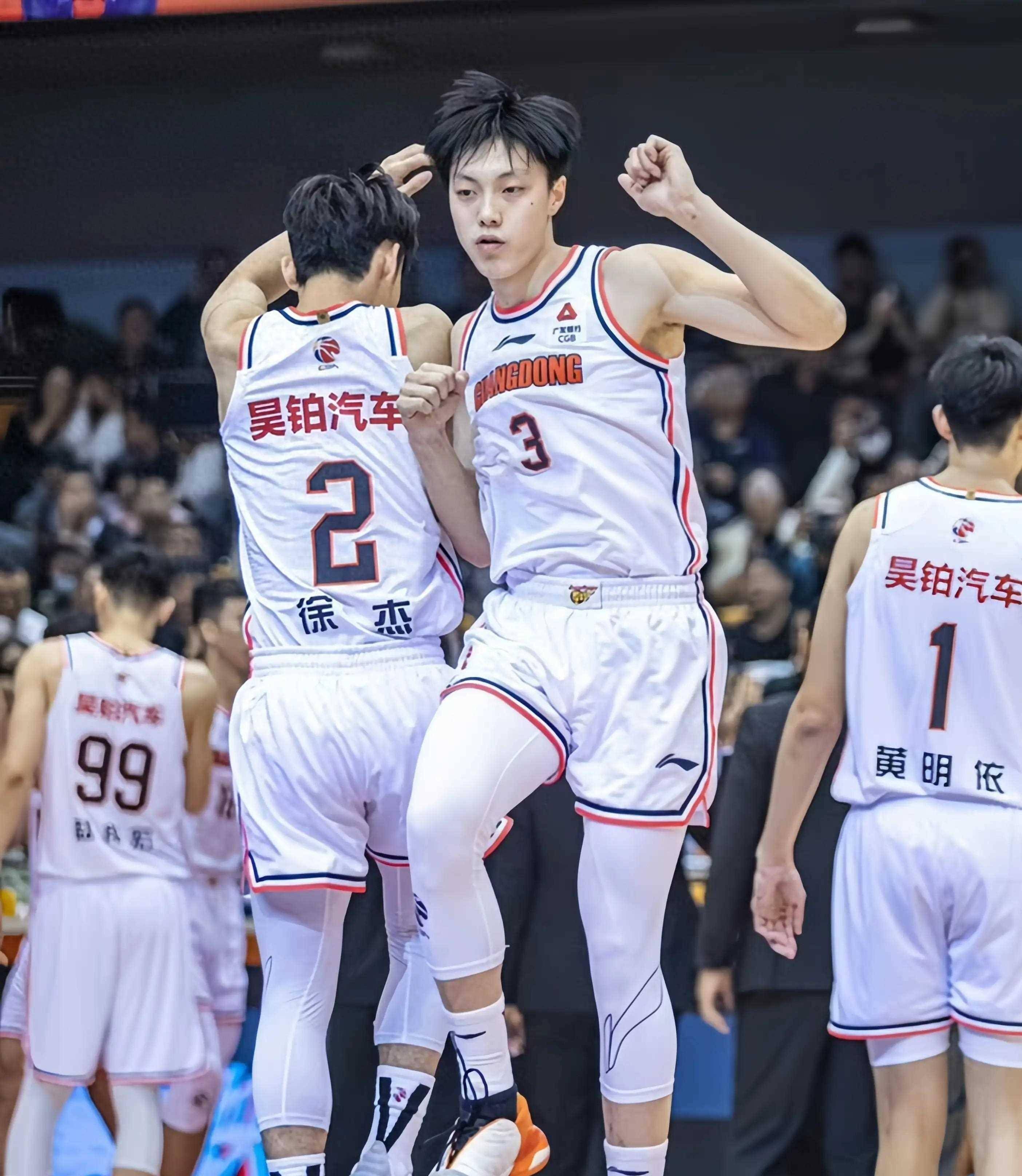 上海男篮近期战绩稳定，瞄准冠军(上海男篮近期战绩稳定,瞄准冠军是谁)