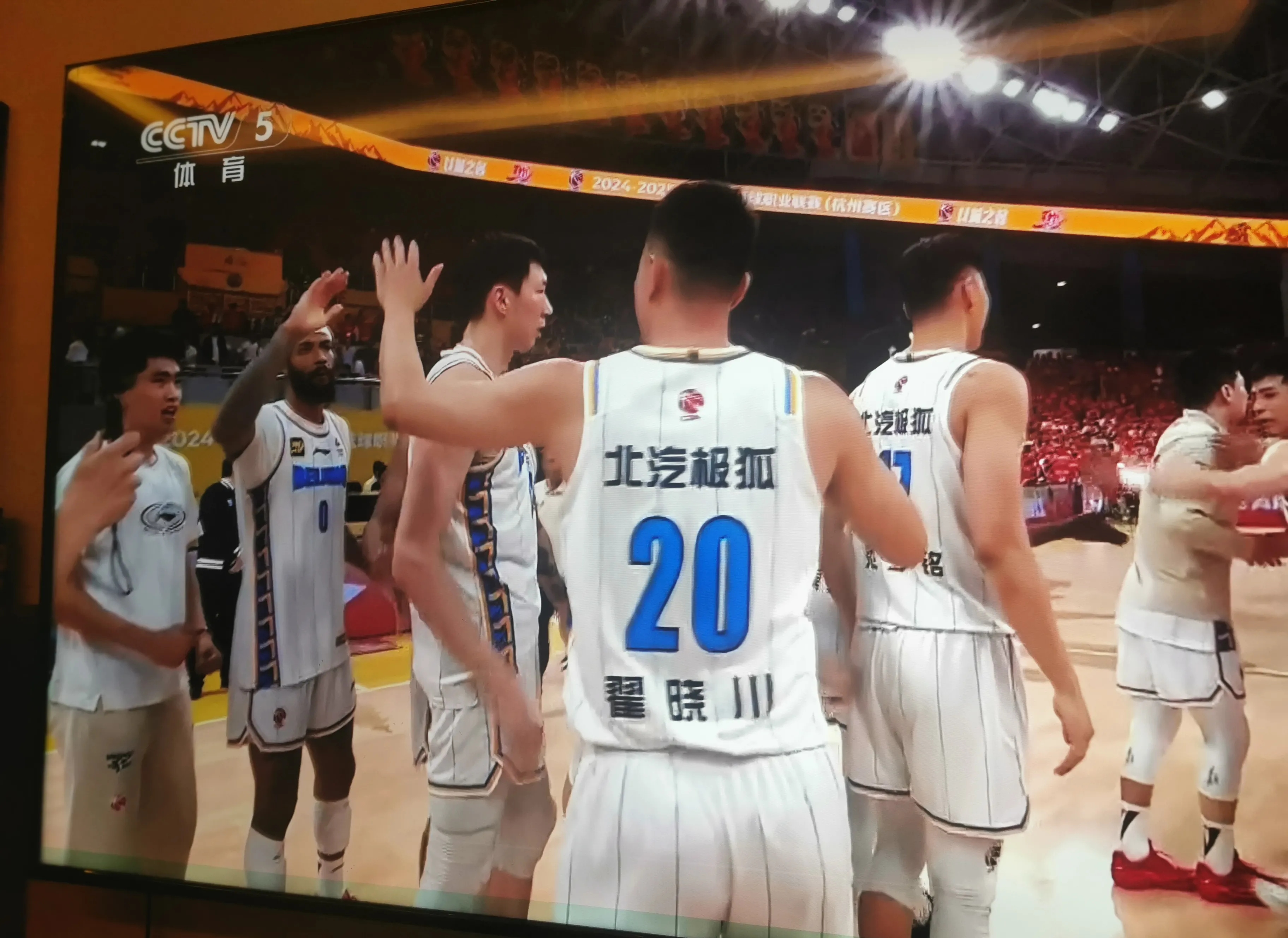 篮球赛事揭秘：关键战局再现，实力对碰火花四射(篮球赛事2021赛程直播时间)