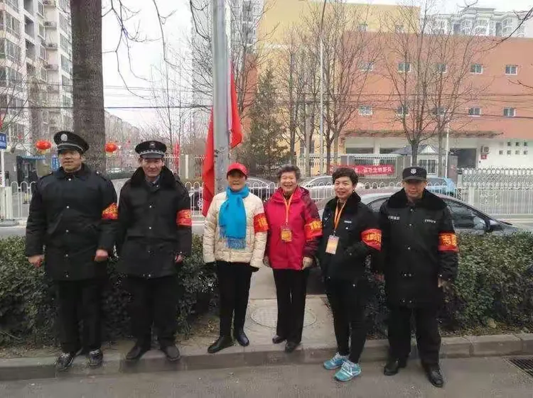 关于坚守防线力保不失，小组首位晋级的信息